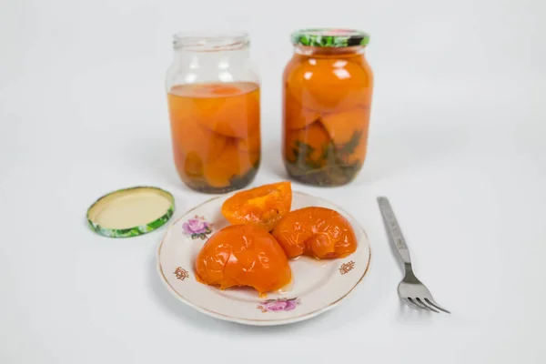 Guci Tomat Acar Dan Tomat Dalam Piring Atas Putih Pelestarian — Stok Foto