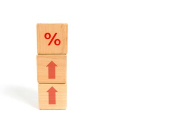 Finansal ve ipotek faiz oranları kavramı. Tahta küp bloğu yukarıdan yükseliyor ve simge yüzde yüz sembolle kaplanıyor. Boşluğu kopyala