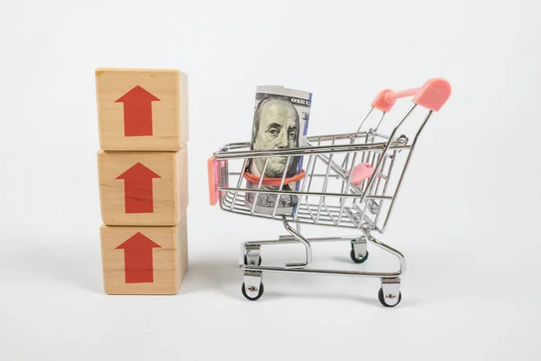 ショッピングカートのドルと木製のキューブ上の赤い矢印の形で成長のシンボル 危機の概念 価格の上昇 インフレ — ストック写真