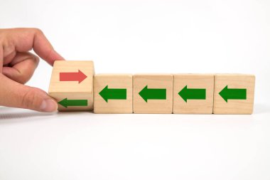 Elinle tahta bloğu çevir. Kırmızı ok ters yöne baksın. Siyah oklar, Eşsiz, farklı düşün, bireysel ve kalabalığın konseptinden uzak dur.