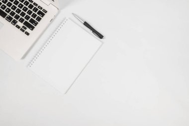 Diz üstü bilgisayarı beyaz kalemle kopyalama alanı ile birlikte üst görünüm