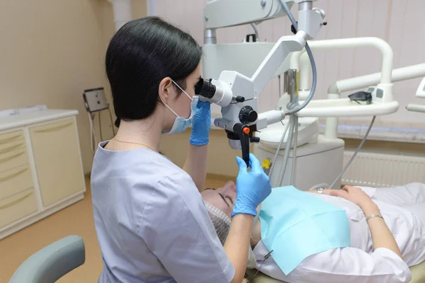 Stomatolog Bada Zęby Pacjenta Pomocą Profesjonalnego Mikroskopu Dentystycznego Dentysta Zapobieganie — Zdjęcie stockowe