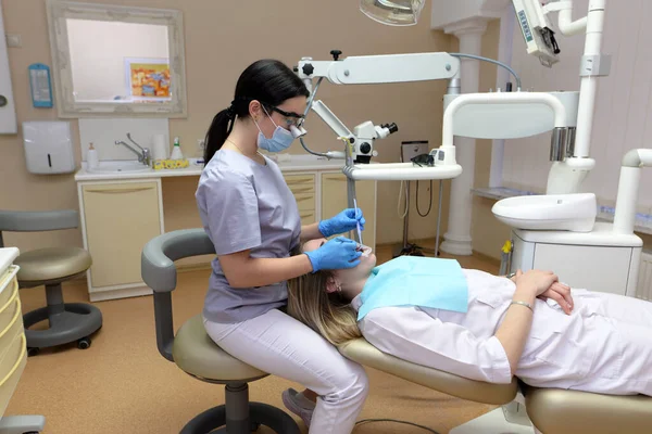 Стоматолог Осматривающий Зубы Пациента Помощью Профессионального Стоматологического Микроскопа Стоматолог Предотвращает — стоковое фото