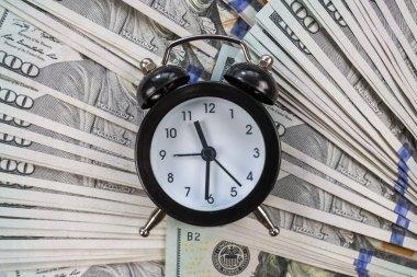 Dolar arkaplanındaki siyah alarm saatini kapat