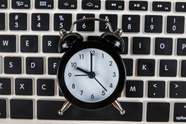 Dizüstü bilgisayardaki küçük siyah alarm saatinin üst görünümü