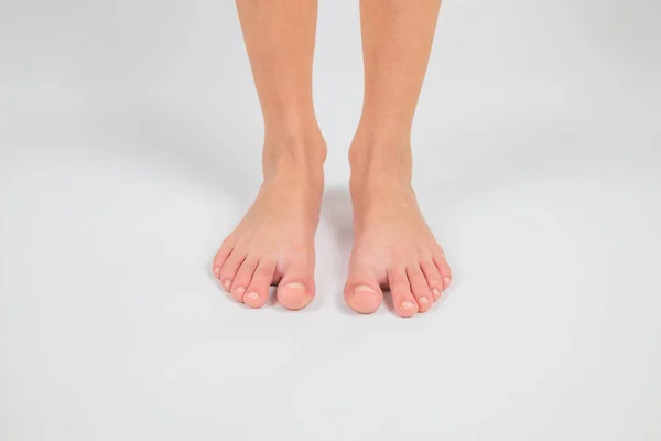 Πόδια Λευκό Φόντο Μπροστινή Όψη Δύο Πόδια Ενός Έφηβου Αγοριού — Φωτογραφία Αρχείου
