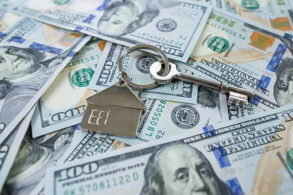 金属钥匙链 房子的形式 钥匙在钱的背景上 — 图库照片