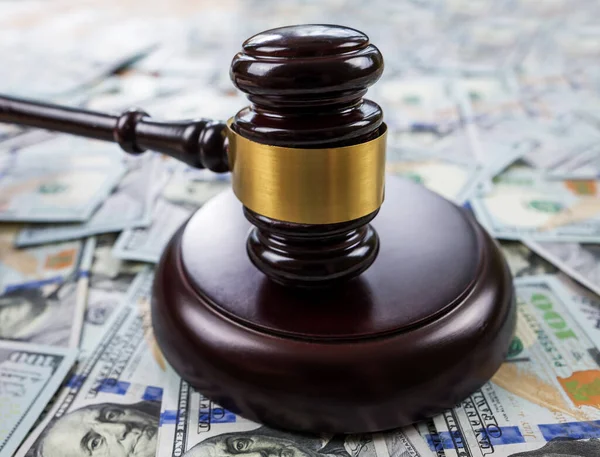 Yargıç Tokmak ve dolarların üzerinde durmak. Yargıç tokmak, iş, finans, yolsuzluk, para, mali suçlar için dolar.