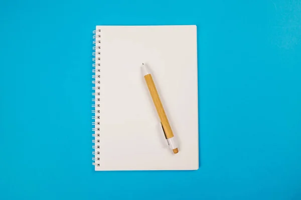 Вид Зверху Білий Блокнот Ручка Синьому Фоні — стокове фото
