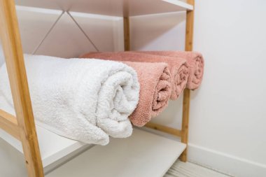 Güzellik salonunda, masaj salonunda ve berber dükkanında bir sürü rulo havlu var. Bakım ve hijyen ürünleri