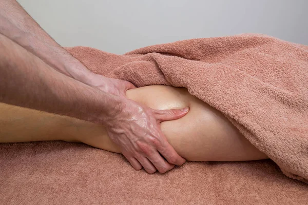 Massagem Nas Pernas Coxas Para Reduzir Celulite Manter Uma Aparência — Fotografia de Stock