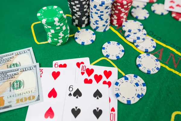 Yeşil Kumarhane Masasında Poker Fişleri Dolar Kumar — Stok fotoğraf