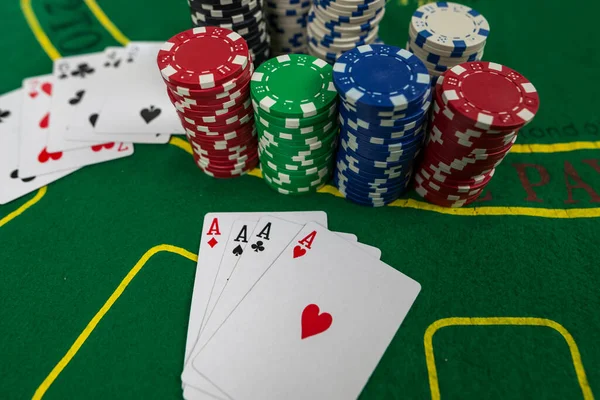 Yeşil Kumarhane Masasında Poker Fişleri Dolar Kumar — Stok fotoğraf