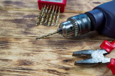 Ahşap arka planda matkap ucu ve kerpeten setini kapatın..