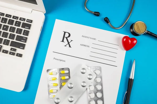 Egészségügyi Koncepció Top View Orvosi Recept Piros Szív Sztetoszkóppal Tabletták — Stock Fotó
