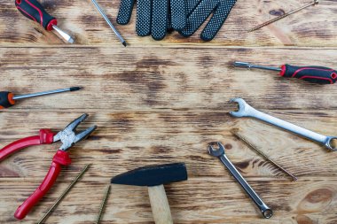 Ahşap bir arka planda üst görünümü onarmak için kullanılan el aletleri. Ögeleri onar