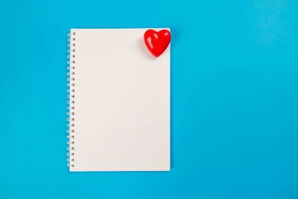 Blank Notepad Small Red Heart Isolated Blue Background — Stock Photo, Image