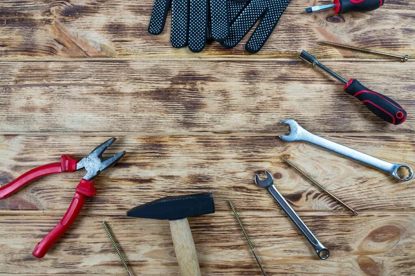 Ahşap bir arka planda üst görünümü onarmak için kullanılan el aletleri. Ögeleri onar