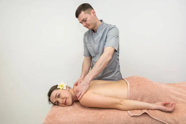 Une Jeune Fille Reçoit Massage Dos Cou Dans Salon Massage — Photo