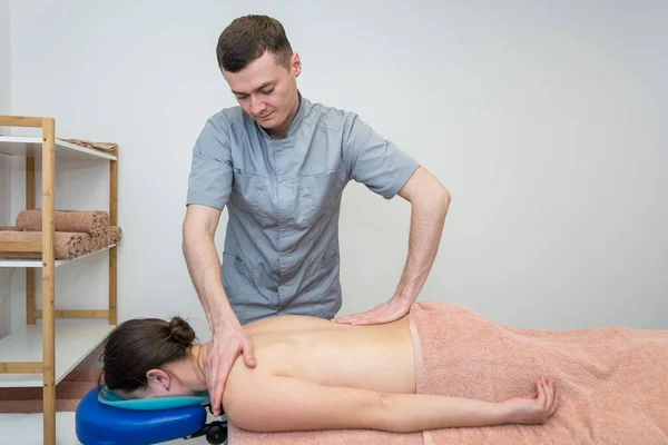 Una Joven Recibe Masaje Espalda Una Sala Masajes Belleza Salud — Foto de Stock