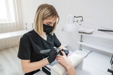 Dişi bir manikür ustası jöle cilası için tırnak tabağı hazırlar. Manikürcüde çalışıyorum. Manikür konsepti. Tırnak bakımı.