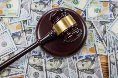 Yargıç tokmağı dolarlara, yargıç tokmağı banknotlara. Yargı yolsuzluğu ve adaleti. Finansal anlaşmazlıkların çözümü. Köpeklerin restorasyonu. İflas.