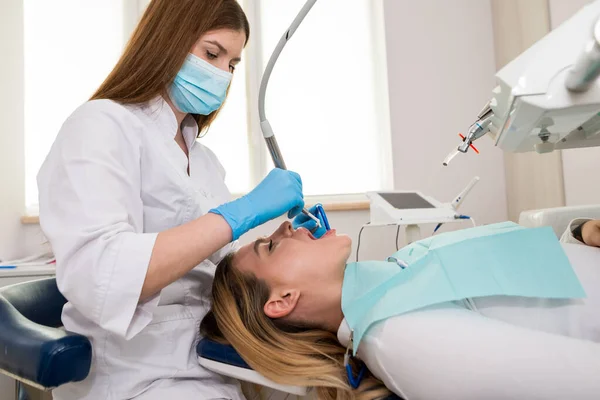 Female Dentist Treats Patient Teeth Dentist Makes Professional Cleaning Teeth — Zdjęcie stockowe