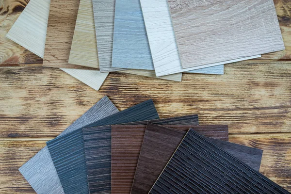 Modern dairelerin tasarımı için ahşap prim numunesi. Lamine arka plan. Döşeme ve iç dizayn için ahşap desenli laminat veya parke örnekleri. Ahşap zemin üretimi
