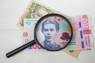 Ukrayna Hryvnia 'sında büyüteç. Mali konsept.