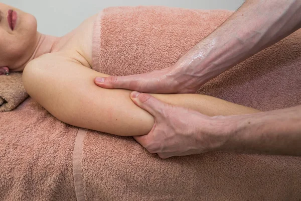 Massaggio Del Braccio Dell Avambraccio Mani Del Massaggiatore Massaggiano Parte — Foto Stock