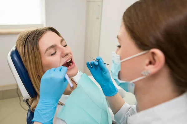 Zbliżenie Dentysty Masce Pacjenta Dentysty Wykonującego Leczenie Stomatologiczne Pacjencie Stomatologia — Zdjęcie stockowe