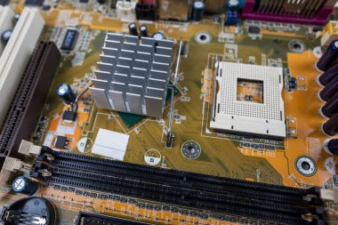 Bir anakart (ana kart, Cpu ana kartı, mantık kartı, sistem kartı veya mobo kartı) elektronik devre kartını kapat