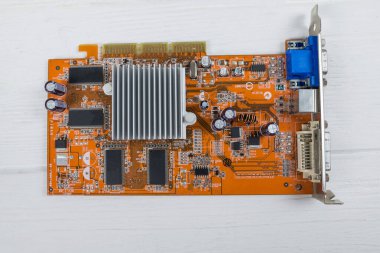 Mikro devre ile basılmış turuncu bilgisayar ana kartı