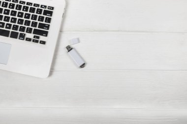 Flaşlı bellek ve dizüstü bilgisayar. Kopyalama alanı olan üst görünüm.