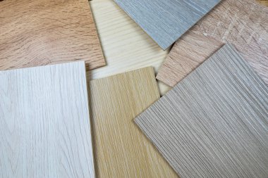 Modern dairelerin tasarımı için ahşap prim numunesi. Lamine arka plan. Döşeme ve iç dizayn için ahşap desenli laminat veya parke örnekleri. Ahşap zemin üretimi