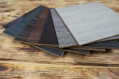 Modern dairelerin tasarımı için ahşap prim numunesi. Lamine arka plan. Döşeme ve iç dizayn için ahşap desenli laminat veya parke örnekleri. Ahşap zemin üretimi