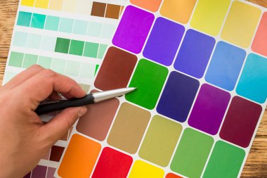 Renk paleti, boya örnekleri rehberi, renkli katalog. Palet örneklerinde el rengi seç. Gökkuşağı renk kataloğu