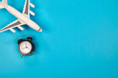 Mavi alarmlı uçak oyuncağı. Üst Manzara. Mesaj için yer var. Uçma zamanı..