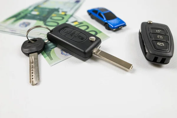 黑车钥匙欧元钱和蓝色玩具车 汽车保险 销售或出租 — 图库照片