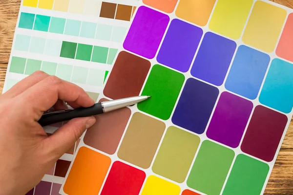 Renk paleti, boya örnekleri rehberi, renkli katalog. Palet örneklerinde el rengi seç. Gökkuşağı renk kataloğu