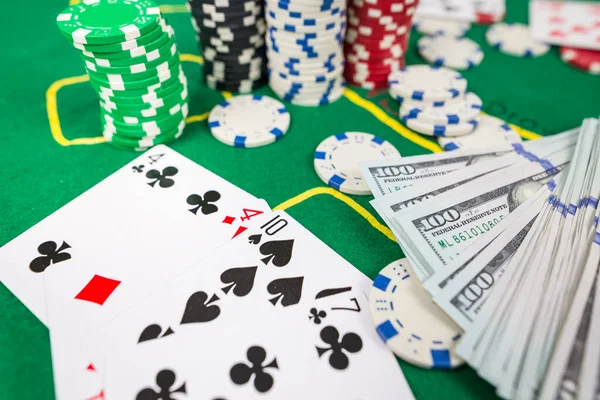 Kumar Poker Konsepti Yeşil Poker Masasında Poker Kartları Dolarlar — Stok fotoğraf