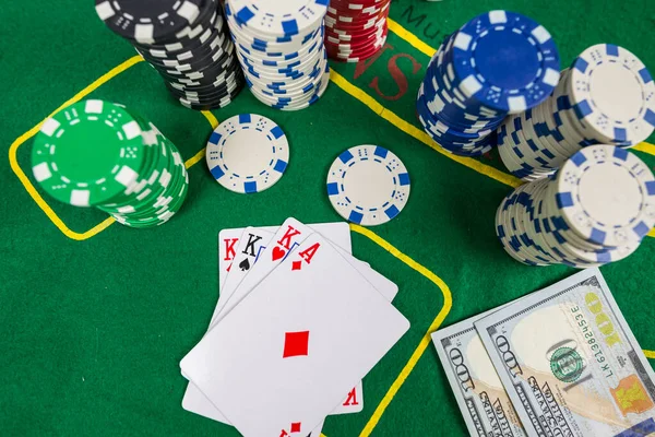 Kumar Poker Konsepti Yeşil Poker Masasında Poker Kartları Dolarlar — Stok fotoğraf