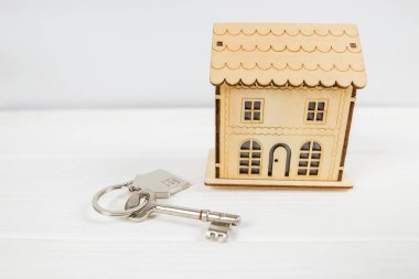 ev modeli ve ev anahtarı masanın üzerinde, satış konsepti, kira, ipotek