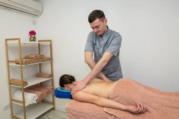 Een Vrouw Geniet Van Een Ontspannen Rug Een Volledige Lichaamsmassage — Stockfoto