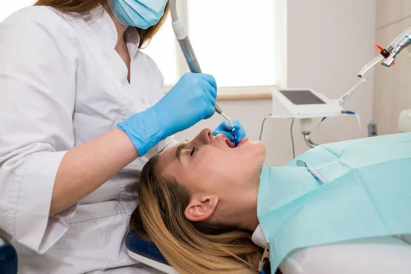 Młoda Dziewczyna Krześle Dentystycznym Wypełnia Ząb Odwiedzam Ortodontę Proces Usuwania — Zdjęcie stockowe