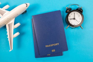 Oyuncak uçakla en iyi görüntü çalar saat, mavi pasaportlar. Uçuş zamanı. Turizm ve seyahat kavramı.