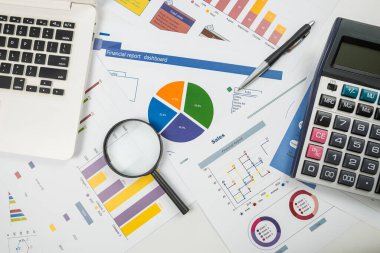 iş grafiği, satış raporu, hesap makinesi, kalem ve dizüstü bilgisayar, üst görünüm
