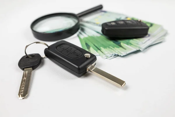 黑色的车钥匙欧元的钱在白色上 汽车保险 销售或租赁 — 图库照片