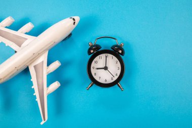 Mavi alarmlı uçak oyuncağı. Üst Manzara. Mesaj için yer var. Uçma zamanı..