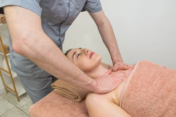 Massagista Fazendo Massagem Peito Para Mulher Jovem — Fotografia de Stock